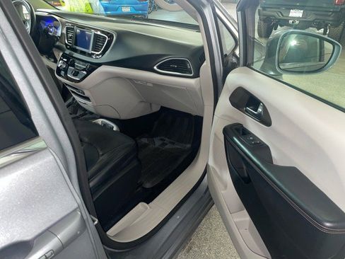 Used 2019 Chrysler Pacifica Touring-L image 15