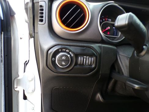Used 2021 Jeep Gladiator Mojave AWD/4WD image 11