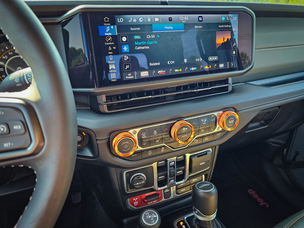 Used 2025 Jeep Gladiator Mojave AWD/4WD image 23
