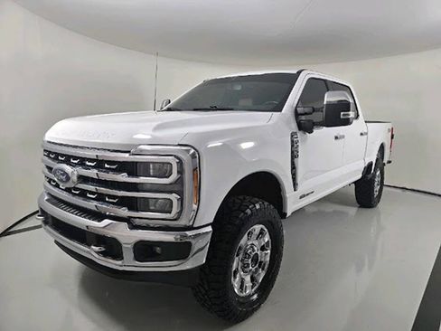 Used 2023 Ford F250 Lariat w/ Chrome Package image 3