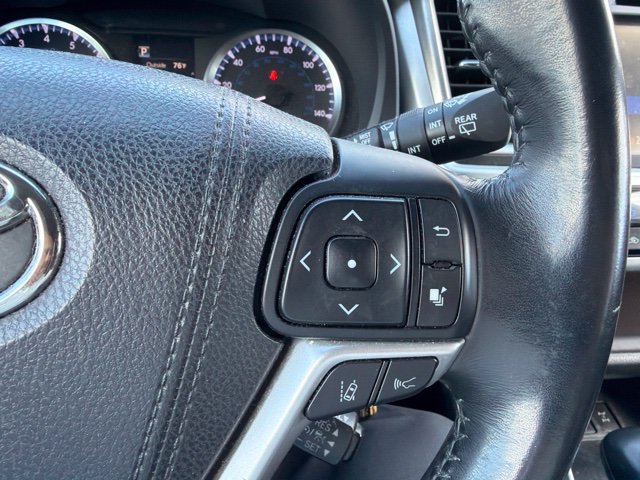 Used 2017 Toyota Highlander Plus AWD/4WD image 29