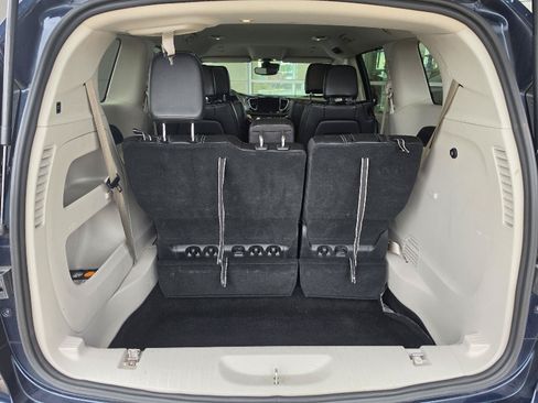 Used 2024 Chrysler Pacifica Touring-L FWD image 4