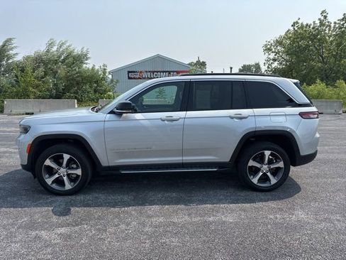 Used 2024 Jeep Grand Cherokee Limited w/ Luxury Tech Group II image 2