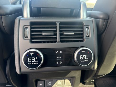 Used 2025 Land Rover Discovery Dynamic SE AWD/4WD image 15