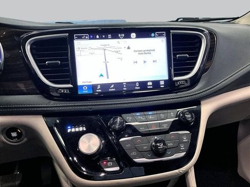 Used 2022 Chrysler Pacifica Limited AWD/4WD image 6