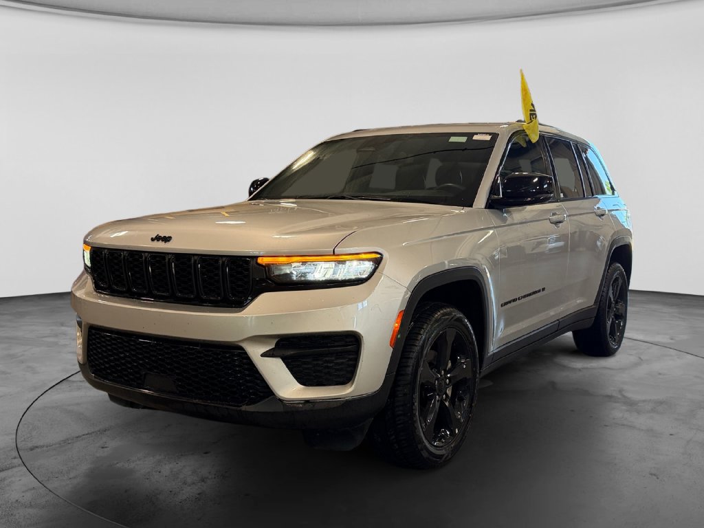 Used 2023 Jeep Grand Cherokee Altitude AWD/4WD image 3
