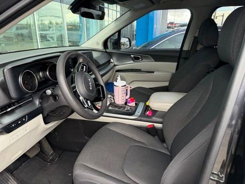 Used 2022 Kia Carnival LX image 8