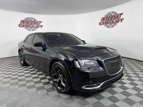 Used 2023 Chrysler 300 Touring w/ Sport Appearance Package RWD image 9
