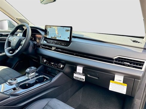 New 2025 Mitsubishi Outlander SE image 32