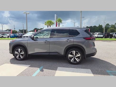 Used 2025 Nissan Rogue SL w/ Tech Package FWD image 27