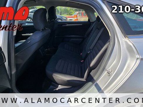 Used 2017 Ford Fusion SE image 29