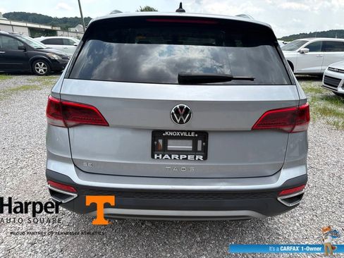 Used 2023 Volkswagen Taos SE w/ Panoramic Sunroof Package FWD image 4