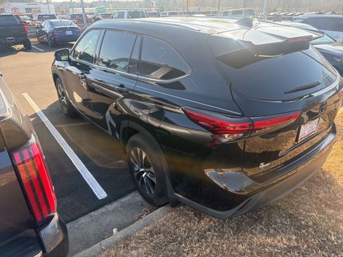 Used 2022 Toyota Highlander XLE image 9