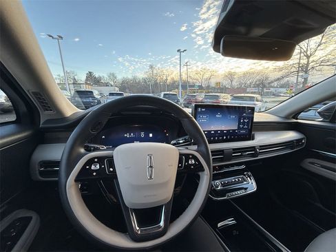 Used 2025 Lincoln Corsair Reserve image 11