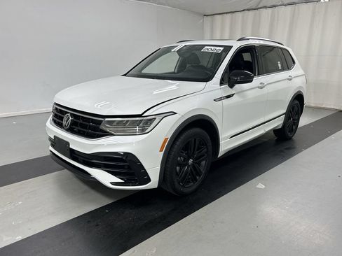 Certified 2022 Volkswagen Tiguan SE R-Line AWD/4WD image 5