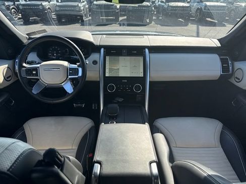 Used 2023 Land Rover Discovery Metropolitan Edition AWD/4WD image 18
