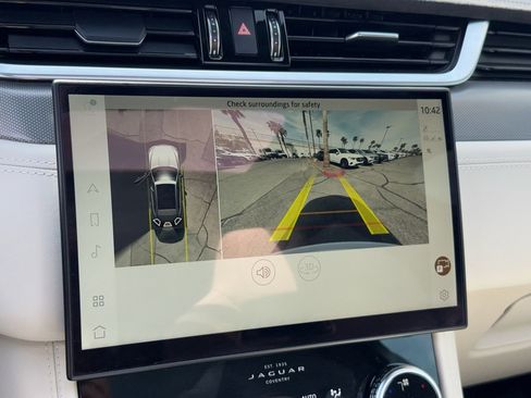 Used 2023 Jaguar F-PACE SVR image 32