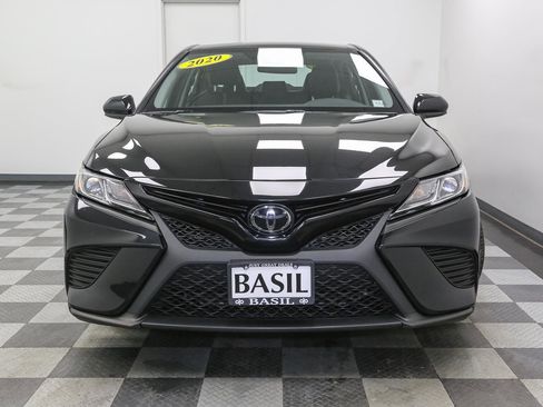 Used 2020 Toyota Camry SE image 3