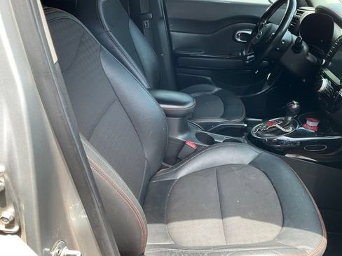 Used 2017 Kia Soul ! w/ Tech Package FWD image 8