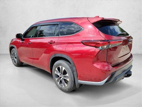 Used 2020 Toyota Highlander XLE AWD/4WD image 7