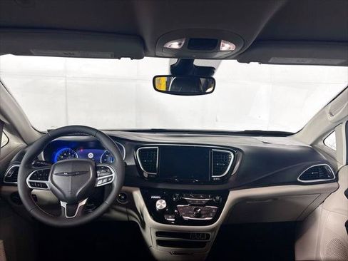 Certified 2023 Chrysler Pacifica Touring-L FWD image 13