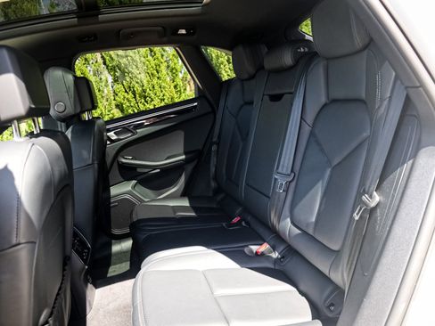 Used 2024 Porsche Macan Turbo AWD/4WD image 31