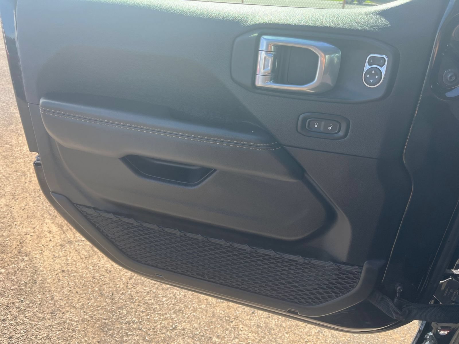 Used 2025 Jeep Wrangler Unlimited Sahara AWD/4WD image 18