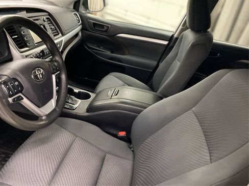 Used 2019 Toyota Highlander LE AWD/4WD image 10