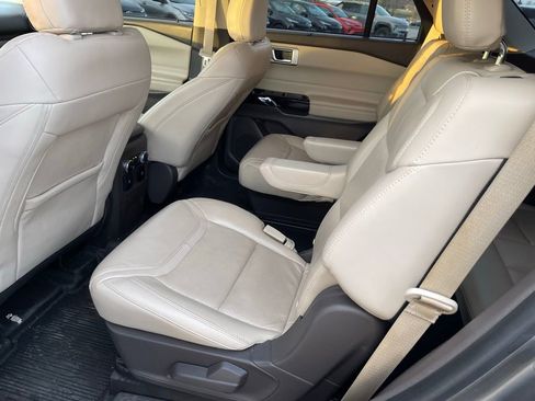 Used 2022 Ford Explorer Platinum w/ Equipment Group 601A image 5