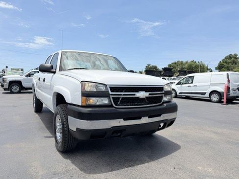 Used 2006 Chevrolet Silverado 2500 W/T w/ Heavy-Duty Power Package RWD image 3