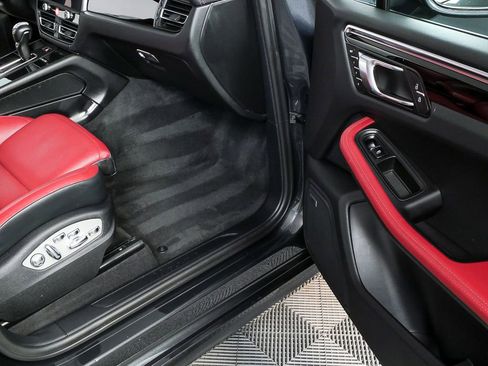 Certified 2024 Porsche Macan image 25