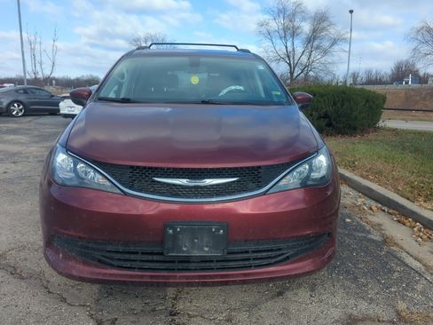 Used 2020 Chrysler Voyager Lxi image 3