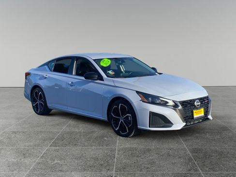Used 2024 Nissan Altima 2.5 SR FWD image 7