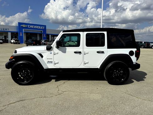 Used 2024 Jeep Wrangler Unlimited Sahara image 12