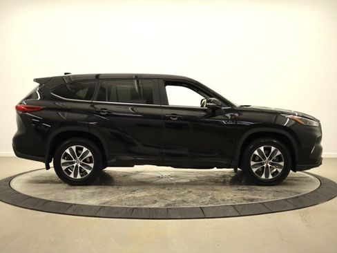Certified 2023 Toyota Highlander XLE image 2