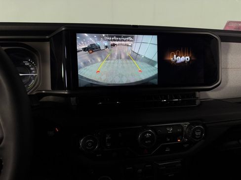 Used 2025 Jeep Wrangler Unlimited Sahara AWD/4WD image 20