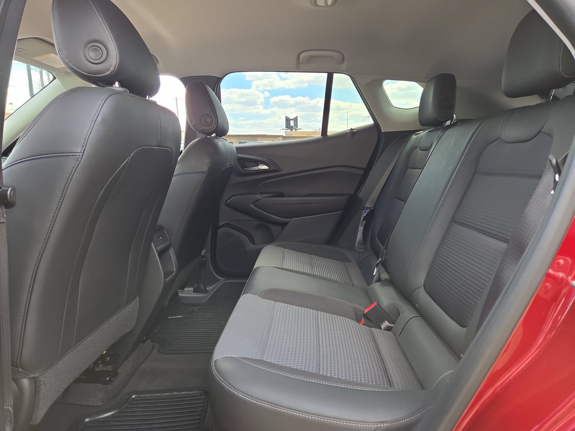 Used 2025 Chevrolet Trax LT FWD image 13
