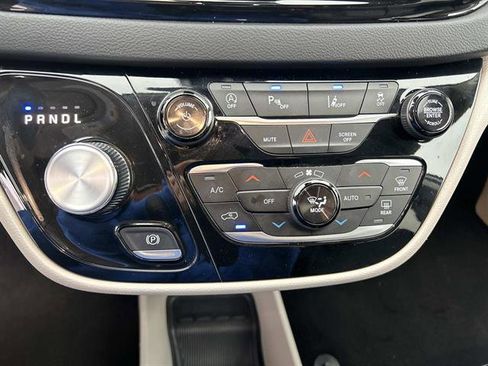 Used 2024 Chrysler Pacifica Touring-L image 28