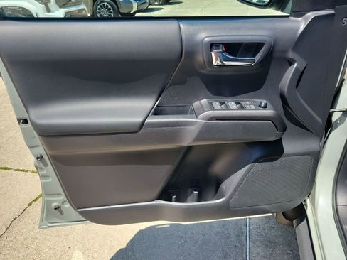 Used 2022 Toyota Tacoma TRD Sport w/ Technology Package image 12