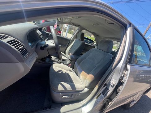 Used 2004 Toyota Camry LE image 10