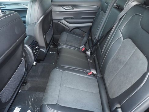 New 2025 Jeep Grand Cherokee L Laredo image 11