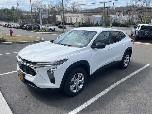 Used 2024 Chevrolet Trax LS image 1