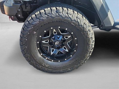 Used 2015 Jeep Wrangler Unlimited Rubicon w/ Connectivity Group AWD/4WD image 22
