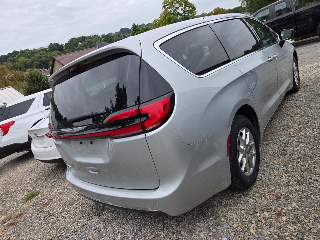 Used 2024 Chrysler Pacifica Touring-L FWD image 2