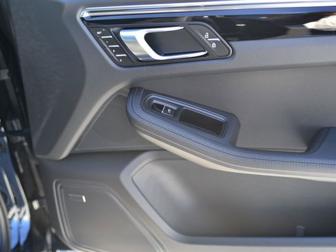 Used 2026 Porsche Macan image 12