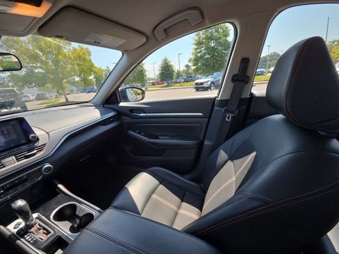 Used 2024 Nissan Altima 2.5 SR FWD image 17