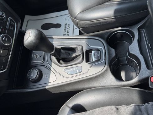 Used 2019 Jeep Cherokee Latitude Plus AWD/4WD image 23