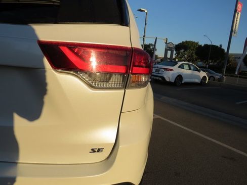 Used 2019 Toyota Highlander SE image 11