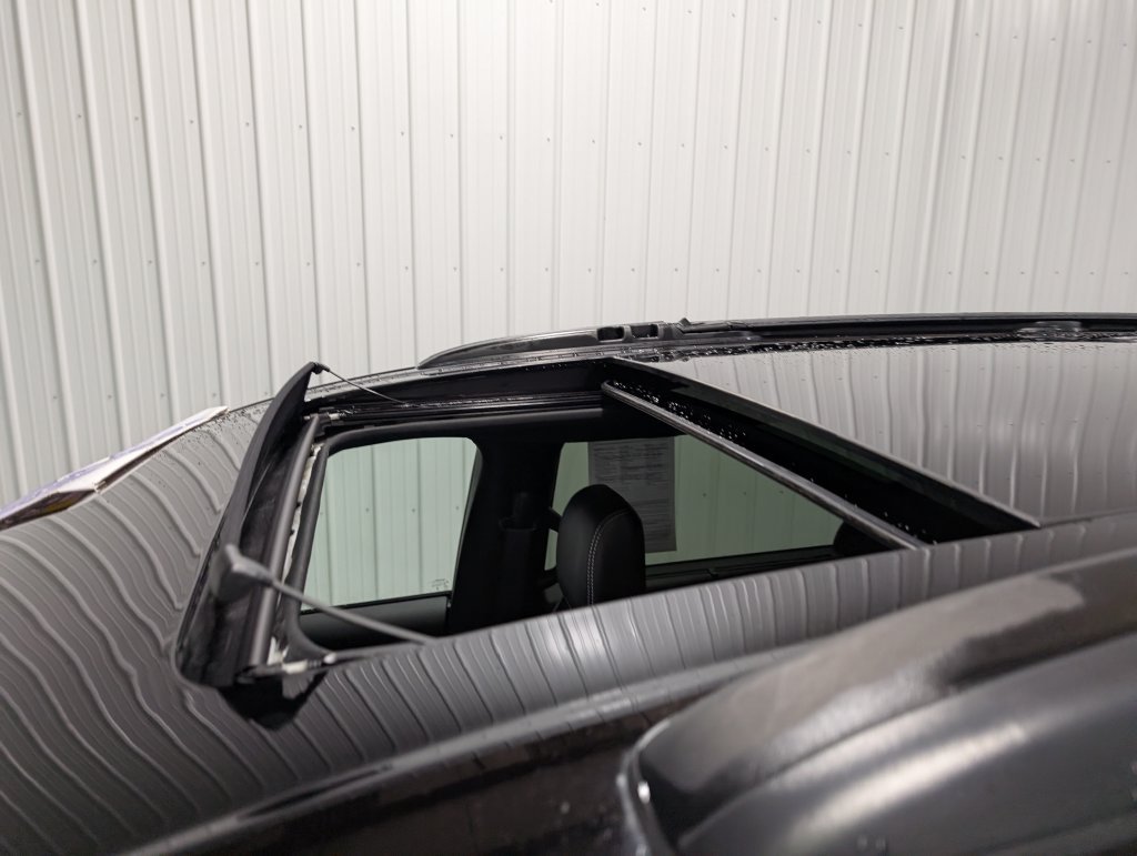 Used 2027 Chrysler Pacifica Limited FWD image 8