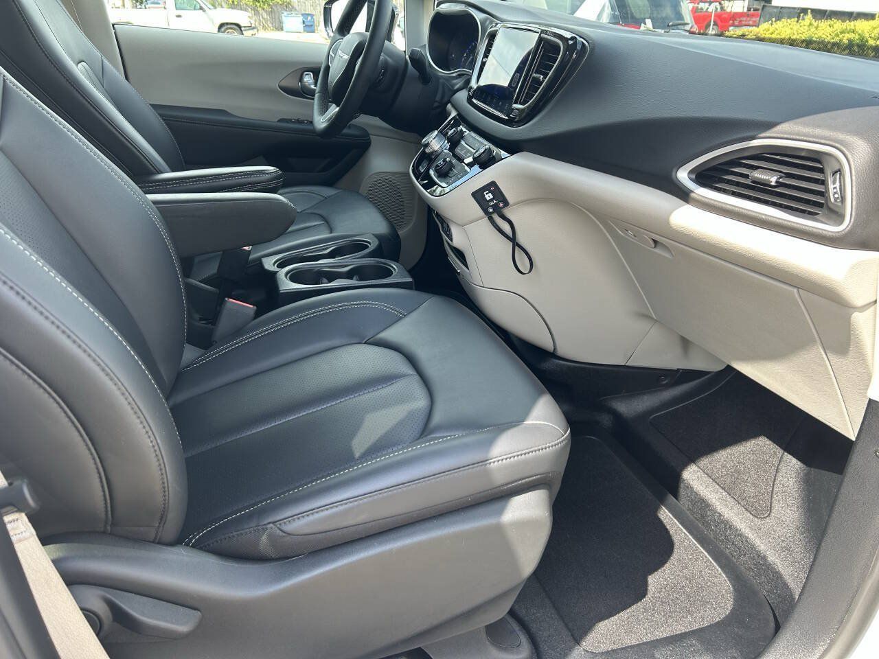 Used 2024 Chrysler Pacifica Touring-L FWD image 29